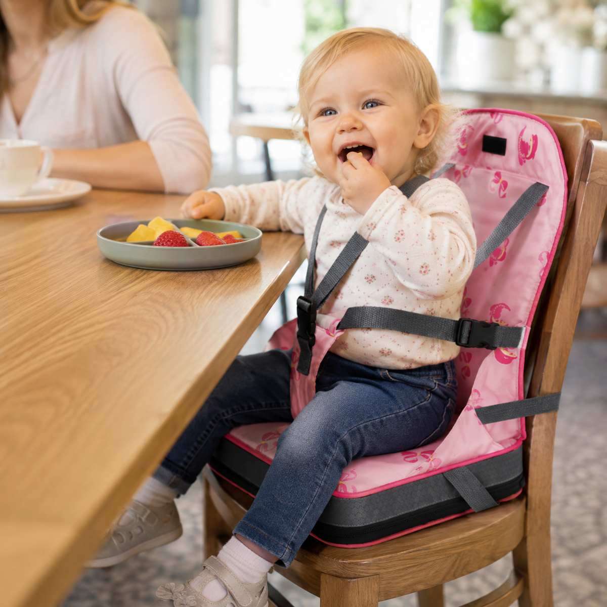 MiniSeat -  תושבת קומפקטית לתינוק שמתחברת לכל כיסא רגיל
